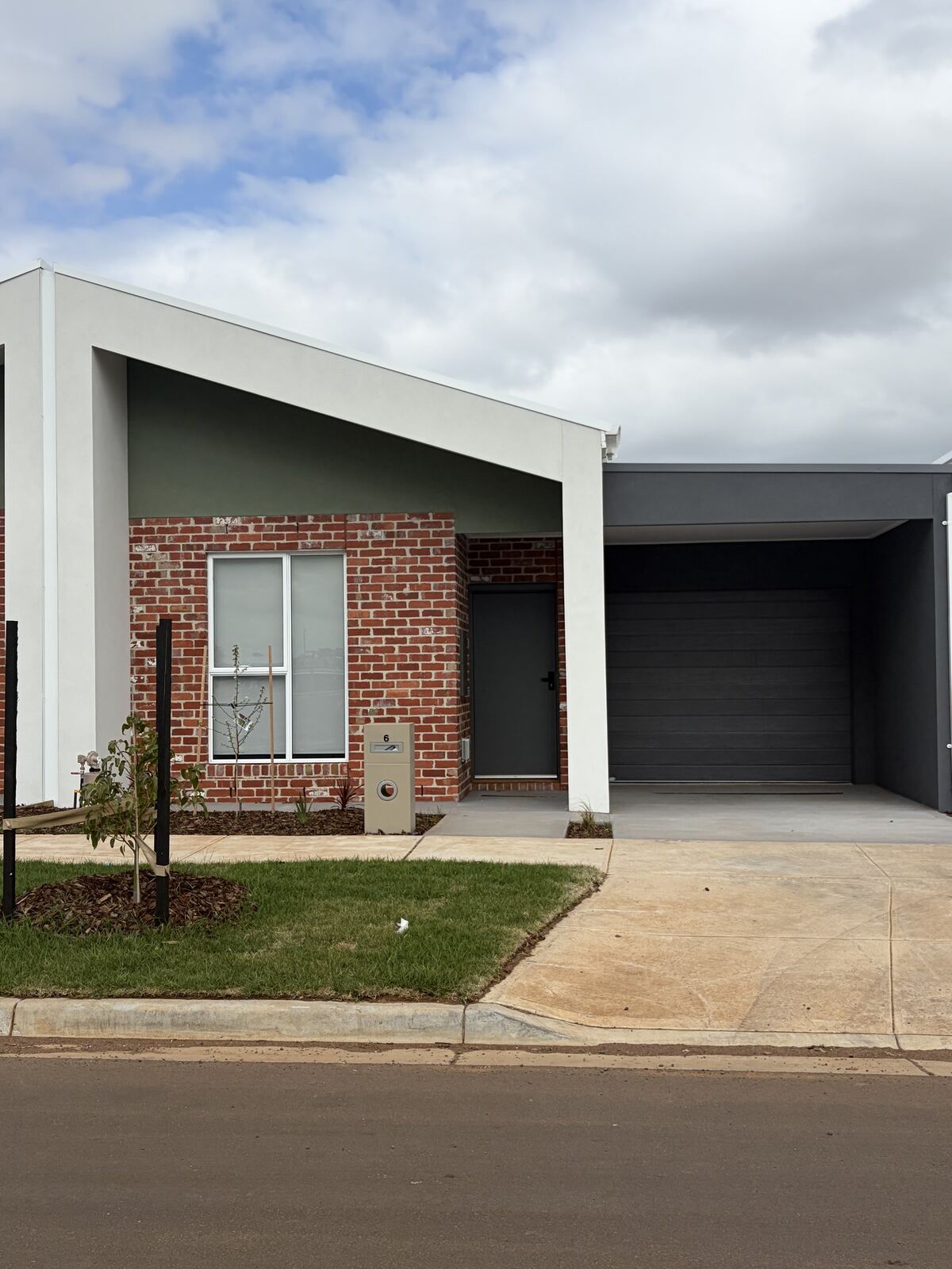 6 Thimble Way Fraser Rise VIC, brand new 4 bedroom house for sale, brick and render facade